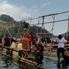 Ipong Pimpin Ritual Larung Sesaji di Telaga Ngebel Ponorogo