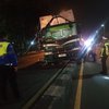 Lagi, Truk Boks Tersangkut Pembatas Jalan Depan SPN Bangsal Mojokerto