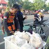 Sedekah Nasi Bungkus Ala Komunitas Sepeda Blitar