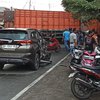 Hindari Mobil Oleng, Truk Gandeng Tabrak Toko Besi di Bangsal Mojokerto