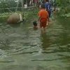 Jalan Desa Bojoasri Lamongan Terendam Banjir, Warga Pakai Perahu