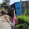 Sebulan Teronggok di Tepi Jembatan di Blitar, Bangkai Truk Akhirnya Dievakuasi