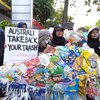 Aksi Ecoton Desak Australia Cegah Penyelundupan Sampah Plastik 