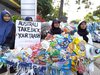 Aksi Ecoton Desak Australia Cegah Penyelundupan Sampah Plastik 