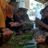 Pemuda Banyuwangi Belajar Memasak Makanan Ritual