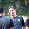 Alfred Riedl Pastikan Dampingi Persebaya Saat Bertandang ke Semarang