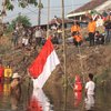 Ajak Peduli Air, Warga Mojokerto Gelar Upacara Bendera di Sungai Brangkal
