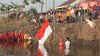 Ajak Peduli Air, Warga Mojokerto Gelar Upacara Bendera di Sungai Brangkal