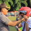 Hari Pertama Masuk Sekolah, Polres Blitar Kota Bagi Helm Gratis ke Pelajar