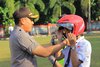 Hari Pertama Masuk Sekolah, Polres Blitar Kota Bagi Helm Gratis ke Pelajar