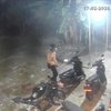 Hanya 5 Detik, Motor Pengunjung Kafe di Mojokerto Amblas
