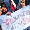 Ke Probolinggo, Gubenur Jatim Khofifah Disambut Demo Nelayan Cantrang