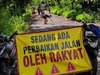 Perbaikan Jalan oleh Pemerintah Lamban, Warga Lamongan Swadaya Iuran Uruk Jalan Berlubang