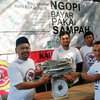 Anggota DPRD Gresik <em>Ngopi</em> Bayar Pakai Sampah