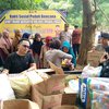 Jurnalis dan Polres Probolinggo Bagikan Sembako ke Korban Banjir Dusun Gilih
