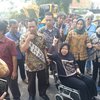 Pantau Pemulihan Jalan Gubeng, Risma Naik Kursi Roda