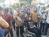 Pantau Pemulihan Jalan Gubeng, Risma Naik Kursi Roda