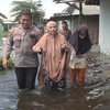 Polisi Bantu Evakuasi Warga Korban Banjir di Kota Mojokerto