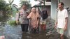 Polisi Bantu Evakuasi Warga Korban Banjir di Kota Mojokerto