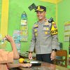 Kapolres Gresik dan Ketua Bhayangkari Bagikan MBG pada Pelajar MI Ma'arif Al Hasani