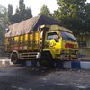 Mengantuk, Sopir Truk Angkut Buah Impor Tabrak Median Jalan di Madiun