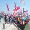 198 Perahu Nelayan Campurejo Gresik Meriahkan Pawai Petik Laut