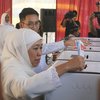 Pakai Setelan Putih, Khofifah Mencoblos di TPS 38 Jemursari