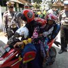Polisi Ponorogo Bagikan Helm Anak untuk Pengendara Motor
