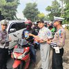 Bagikan Cokelat, Satlantas Polres Gresik Kampanyekan Keselamatan Berlalu Lintas 