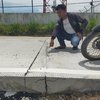 Baru Dua Bulan, Proyek Jalan Cor Beton Rp13,9 Miliar di Sampang Retak 