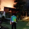 Korsleting Listrik Sebabkan Rumah dan Warung Sate Terbakar