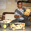 Pengrajin Gresik Ciptakan Replika Mobil <em>Remote Control</em> dari Kayu Jati