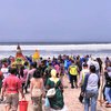 Petik Laut, Nelayan Pantai Jolosutro Blitar Larung Sesaji Hasil Bumi