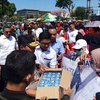 Demo di Surabaya, Wakapolda Jatim Bagikan Air Mineral pada Mahasiswa