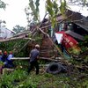 Pohon Tumbang Merusakkan Rumah dan Bengkel Warga Blitar