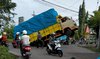 Truk Muatan Kardus Bekas Jumping di Tengah Jalan saat Hendak Berbelok