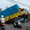 Truk Muatan Kardus Bekas Jumping di Tengah Jalan saat Hendak Berbelok