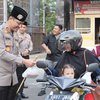 Gandeng Wartawan, Kapolres Lamongan Bagikan Takjil Bagi Pengguna Jalan