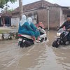 Tradisi Unjung-unjung di Mojokerto Berlangsung di Tengah Genangan Banjir