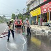 Polisi dan Damkar Bersihkan Tumpahan Solar di Simpang Empat Terminal Lama Lamongan 