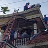 Tersetrum Saat Benahi Genteng, Tukang Bangunan Menderita Luka Bakar