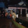 Warga Terdampak Banjir Probolinggo Dievakuasi dengan Perahu Nelayan