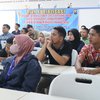 Polisi Mojokerto Mengedukasi Karyawan Pabrik Es Krim Tentang Aturan SKCK