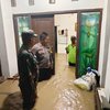Banjir di Dawarblandong, TNI dan Polri Evakuasi Warga yang Terjebak di Dalam Rumah
 