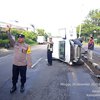 Mobil Berlogo BGN Terguling di Jalan Raya Babat-Lamongan