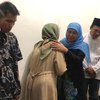 Takziah, Khofifah Peluk Erat Keluarga Korban Longsor Pacet