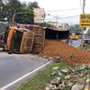 Tabrak Median Jalan, Truk Bermuatan Tanah Terguling di Jalan Raya Bangsal Mojokerto