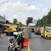 Lepas Kendali Usai Menyalip Kendaraan Lain, Truk Boks Terguling
