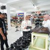 Kunjungi Pusat Grosir Sepatu, Ning Ita Dorong Sinergi UMKM Alas Kaki dan Kuliner