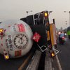Truk Tangki LPG 15 Ton Terguling di Mojokerto, Begini Kondisinya